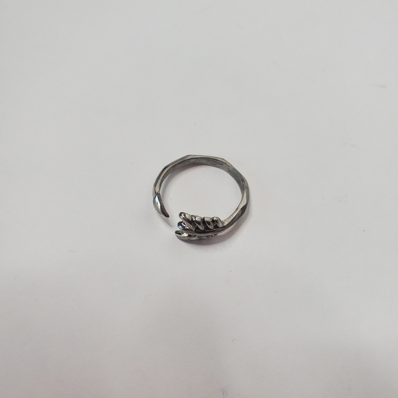 Stella & Dot Silver Toned Arrow Ring Adjustable - Picture 4 of 4